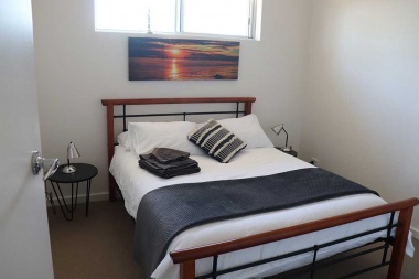 The Sunset - Queen Bed, Quality Linen and built in robes